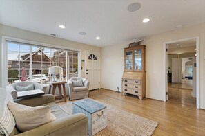 Interior - Harbor Hideaway โ Steps to Twin Lakes Beach & the Santa Cruz Harbor (Santa Cruz)