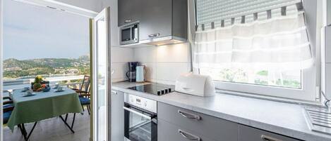 Kühlschrank, Mikrowelle, Ofen, Geschirrspüler