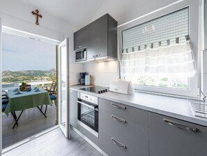 Kjøleskap, mikrobølgeovn, ovn og oppvaskmaskin