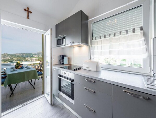 Kühlschrank, Mikrowelle, Ofen, Geschirrspüler