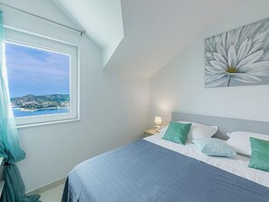 2 slaapkamers, een strijkplank/strijkijzer, internet, beddengoed