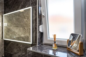 Douche, sèche-cheveux, serviettes fournies