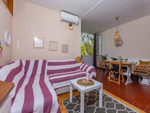 TV - Beachfront penthouse Boho - Two Bedroom Apartment (Omis)