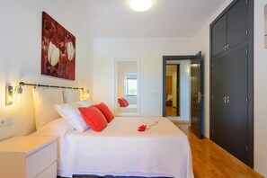 4 Schlafzimmer, BĂŒgeleisen/BĂŒgelbrett, kostenloses WLAN, BettwĂ€sche