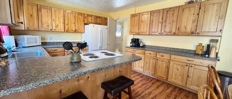 冷蔵庫、電子レンジ、オーブン、コンロ