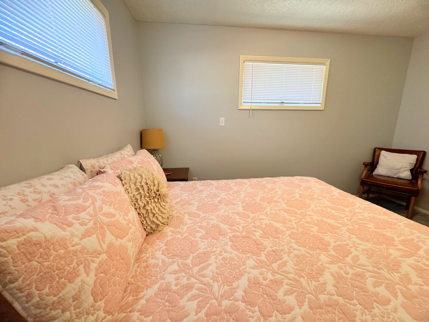 3 bedrooms, desk, iron/ironing board, travel crib