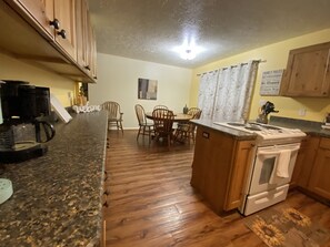 ثلاجة، ميكروويف، فرن، موقد طهي مسطح