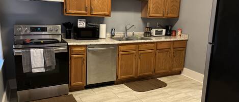 Fridge, microwave, stovetop, dishwasher