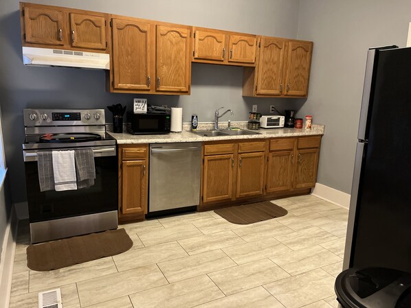 Refrigerador, microondas, parrilla de estufa y lavavajillas 