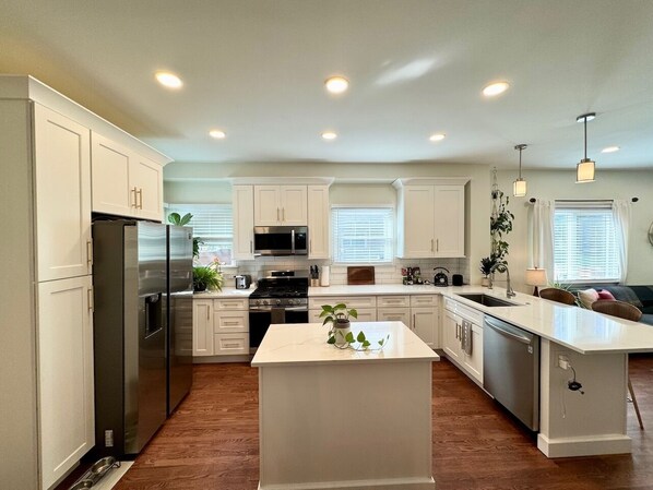 Kühlschrank, Mikrowelle, Wasserkocher mit Kaffee-/Teezubehör