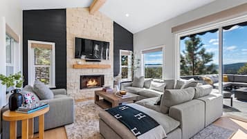 Fernseher, Kamin, Tischfußball, Stereoanlage