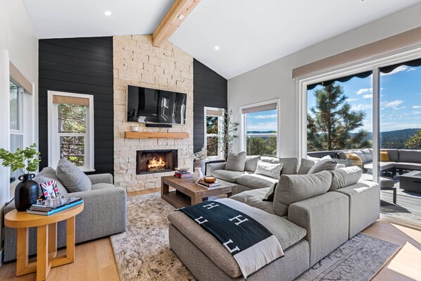 Fernseher, Kamin, Tischfußball, Stereoanlage