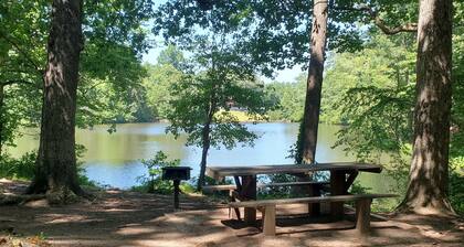 Delightful Duck Farm cottage, 5 min walk to State Park! Gated, a hidden gem!