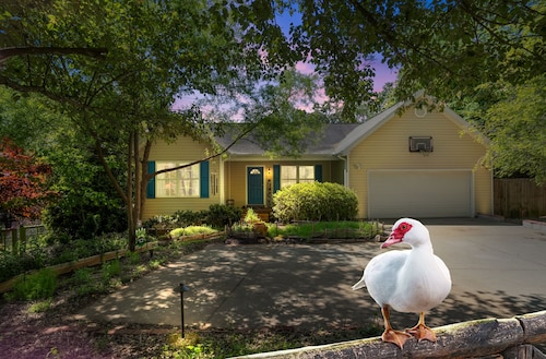Delightful Duck Farm cottage, 5 min walk to State Park! Gated, a hidden gem!