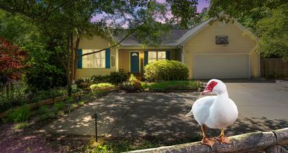 Delightful Duck Farm cottage, 5 min walk to State Park! Gated, a hidden gem!
