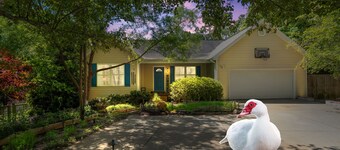 Delightful Duck Farm cottage, 5 min walk to State Park! Gated, a hidden gem!