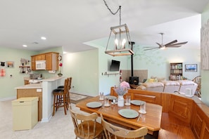 Dining - Delightful Duck Farm cottage, 5 min walk to State Park! Gated, a hidden gem! (Greenville)