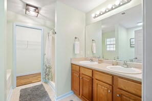 Combined shower/bathtub, hair dryer, towels, soap - Delightful Duck Farm cottage, 5 min walk to State Park! Gated, a hidden gem! (Greenville)
