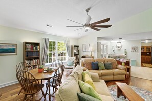 Smart TV, chimenea, videojuegos y libros 