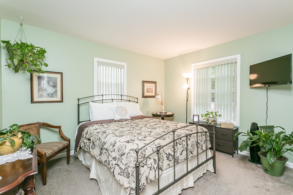 to the "Quay" Finger Lakes Town of Wayne Vrbo