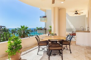 Outdoor dining - 2 bedroom ocean front villa with fitness room and AC in San Jose del Cabo (San Jose del cabo)