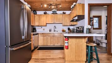 Een koelkast, een magnetron, een oven, een kookplaat