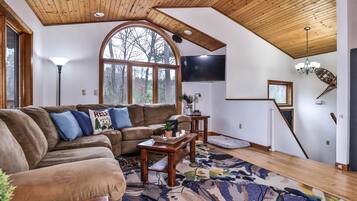 Een smart-tv, videogames, tafelvoetbal en boeken