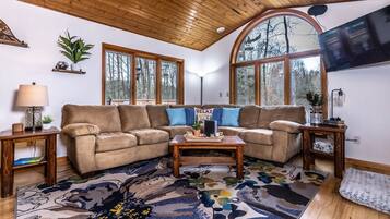 Smart-TV, Videospiele, Tischfußball, Bücher