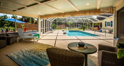 Tropical Getaway! Heated Pool, Tiki Bar, Pirate Sandbox, and Boat Parking!