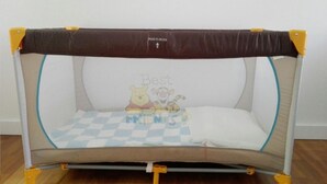 Un recinto giochi per bambini con pavimento a scacchi e decorazioni con personaggi dei cartoni animati.