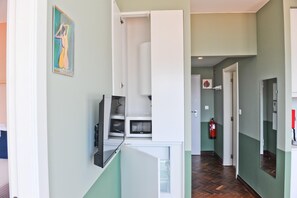 1 bedroom, travel crib