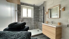 Douche, sèche-cheveux, serviettes fournies, papier toilette