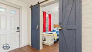 3 quartos, escrivaninha, ferros/tábuas de passar roupa