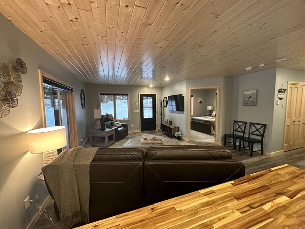 2 makuuhuonetta, työpöytä, ilmainen Wi-Fi, vuodevaatteet