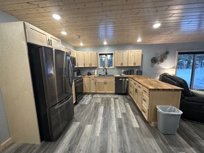 Mikroaaltouuni, astianpesukone, kahvin-/teenkeitin