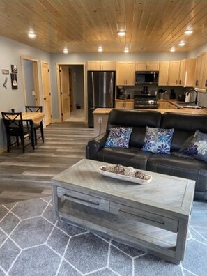 Smart TV - The Meadows Inn (Grand Marais)