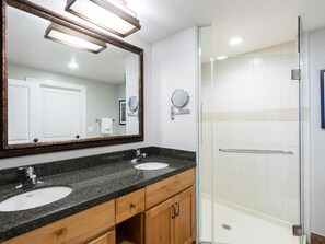 Bathtub, hair dryer, towels, soap - Marriott's Timber Lodge. Sleeps 8. 11/18- 11/20 Opening weekend at Heavenly! (South Lake Tahoe)