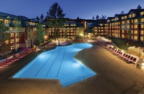 Outdoor pool, a heated pool - Marriott's Timber Lodge. Sleeps 8. 11/18- 11/20 Opening weekend at Heavenly! (South Lake Tahoe)