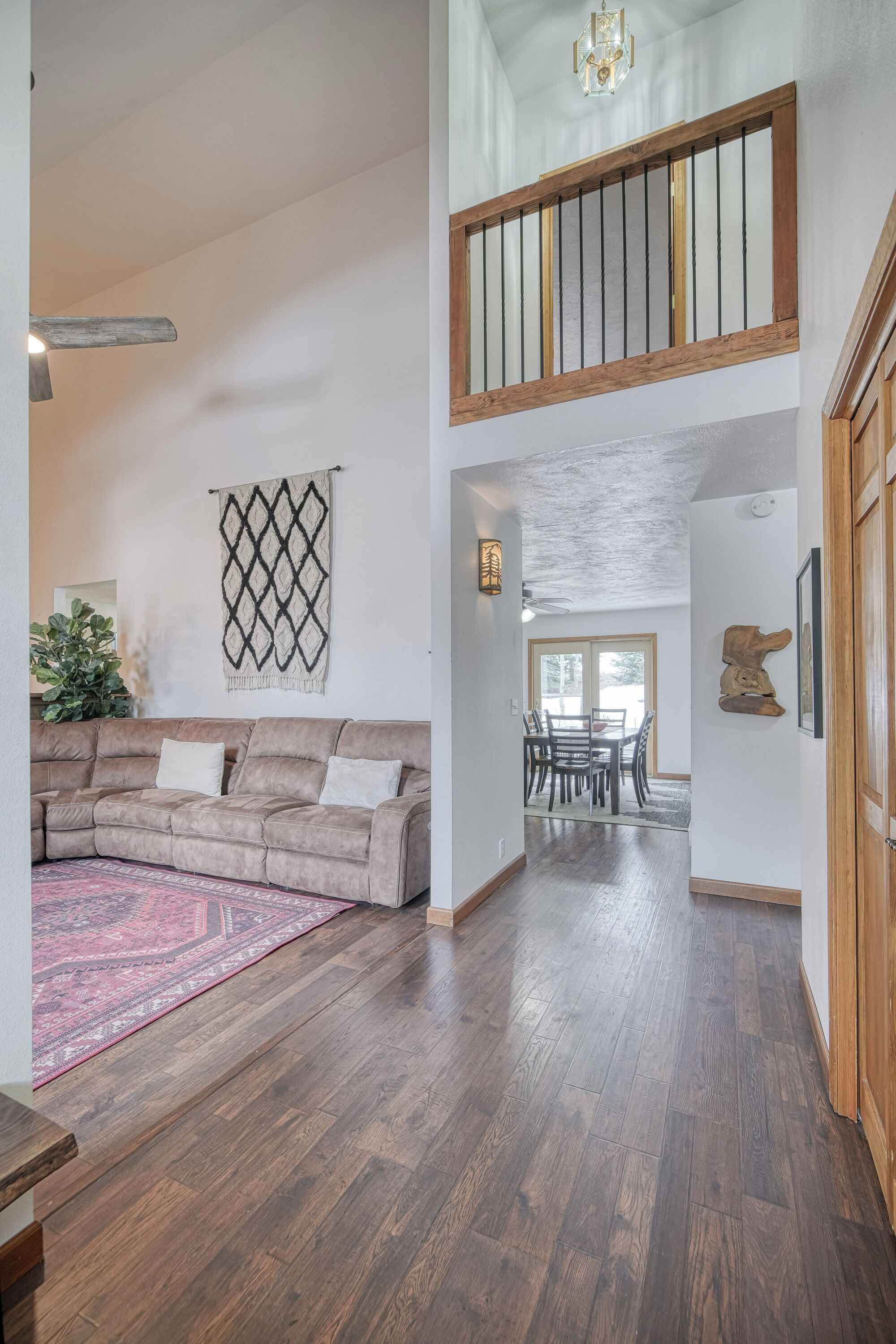 Televisión y chimenea 