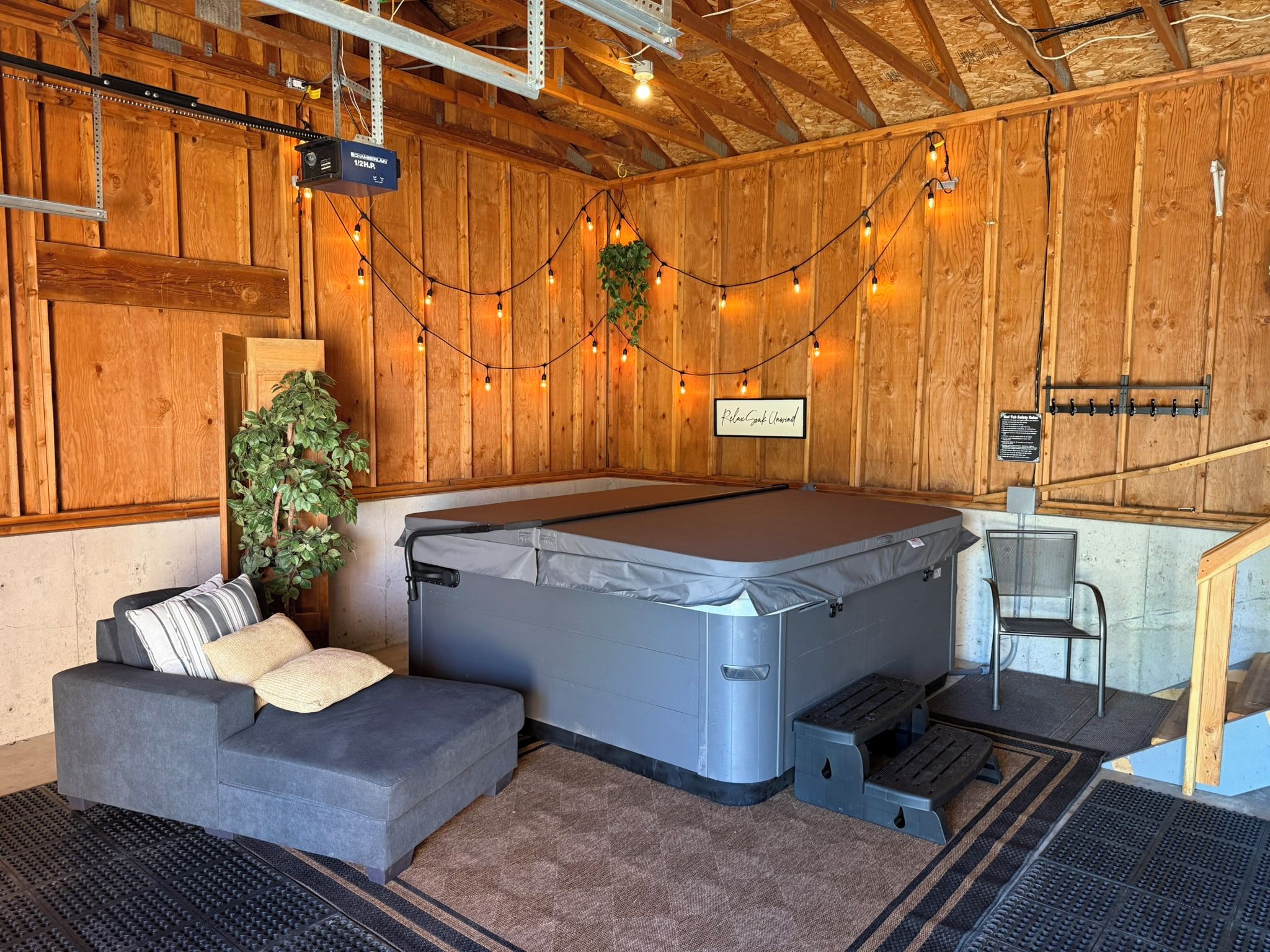 Una habitación acogedora con mesa de billar, un sofá, una silla y un cartel que indica que la habitación está cerrada.