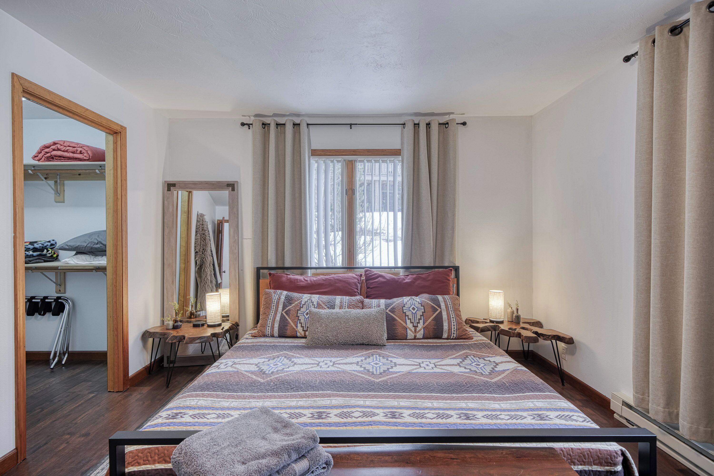 6 slaapkamers, een strijkplank/strijkijzer, reisbedje, gratis wifi