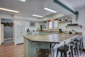 Fridge, microwave, oven, stovetop - Wapiti View 6-Bedroom Cabin 28mins to Yellowstone (Island Park)