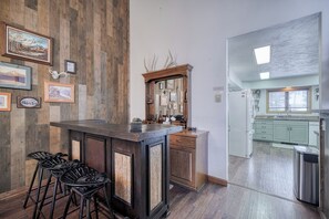 Interior - Wapiti View 6-Bedroom Cabin 28mins to Yellowstone (Island Park)