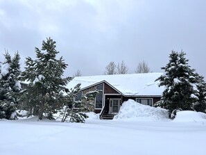Exterior - Wapiti View 6-Bedroom Cabin 28mins to Yellowstone (Island Park)