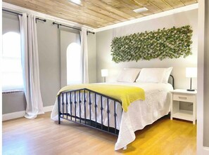 4 bedrooms, WiFi - Historic Rooming House | Wi-Fi | Work or Leisure (West Palm Beach)