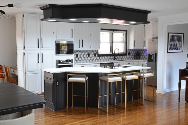 Refrigerador, microondas, horno y parrilla de estufa