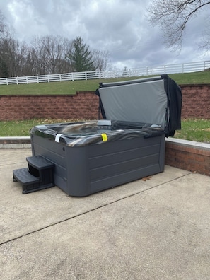 Tina de hidromasaje al aire libre