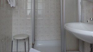A bathroom with a shower, a sink, and a toilet. - Hotel Jägerhof (Bad Hersfeld)