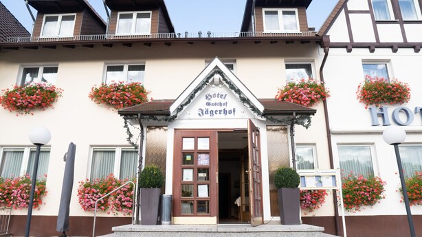 A hotel entrance with a sign reading "Hotel Gasthof Jägerhof." - Hotel Jägerhof (Bad Hersfeld)