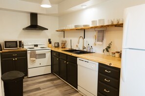 Fridge, microwave, oven, stovetop - "Morning View 4” Cozy Modern Stay - College/Hiking (Berea)